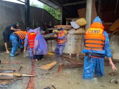 Cảnh sát phòng cháy, chữa cháy và cứu nạn, cứu hộ Quảng Ngãi kịp thời hỗ trợ Nhân dân trong mưa lũ
