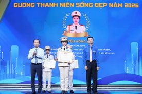 Nữ cán bộ Công an cơ sở Cà Mau nhận Giải thưởng “Thanh niên sống đẹp” năm 2026
