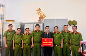 Công an tỉnh Cà Mau sẻ chia khó khăn với đồng đội vượt qua căn bệnh nguy hiểm