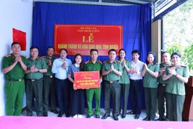 Cụm thi đua số 4 Bộ Công an trao nhà tình nghĩa tặng cán bộ Công an xã Si Ma Cai có hoàn cảnh khó khăn