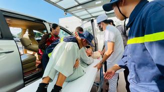 Chiến sĩ chữa cháy hỗ trợ người bệnh tại Bệnh viện Đa khoa Khu vực Châu Đốc, tỉnh An Giang