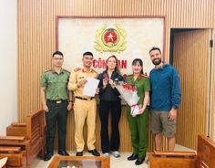 Tuyên Quang: Công an xã Hoàng Su Phì hỗ trợ nữ du khách Italia nhận lại giấy tờ thất lạc