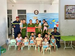 Chia sẻ yêu thương với trẻ em, người cao tuổi có hoàn cảnh khó khăn