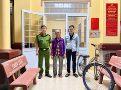 Công an xã Vĩnh Mỹ, tỉnh Cà Mau giúp cụ bà đi lạc gần 70km về nhà an toàn