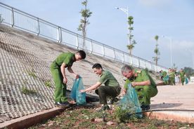 Tuổi trẻ Công an Lâm Đồng ra quân vì môi trường xanh, sạch, đẹp