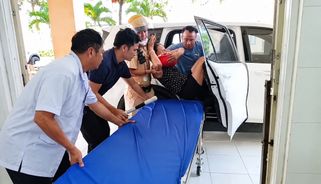 Mở đường đưa người phụ nữ mất nhiều máu đến bệnh viện cấp cứu