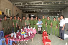Thăm động viên thành viên Tổ bảo vệ an ninh, trật tự ở cơ sở bị thương khi làm nhiệm vụ