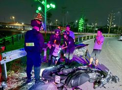 Cảnh sát cơ động Bắc Ninh kịp thời hỗ trợ người bị nạn trong vụ tai nạn giao thông