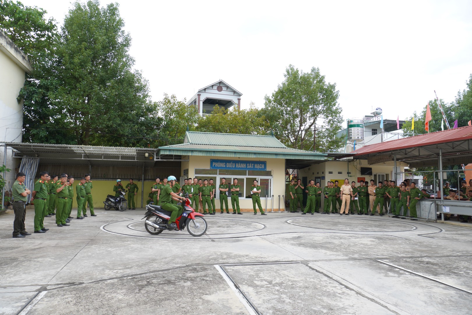 Các học viên tham gia học tập thực hành (1).JPG