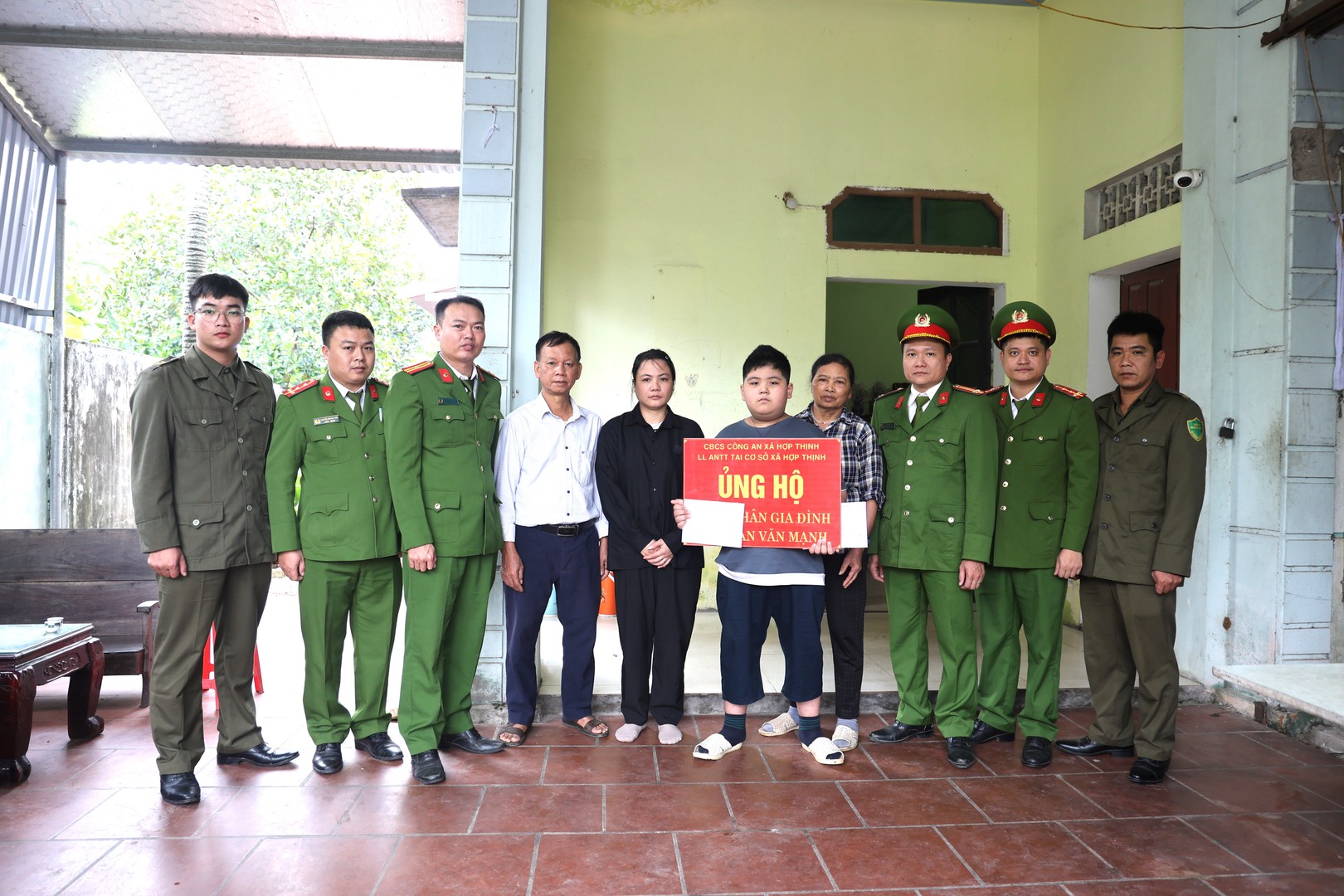 Công an xã Hợp Thịnh trao kinh phí hỗ trợ thân nhân đồng chí Đoàn Văn Mạnh.JPG