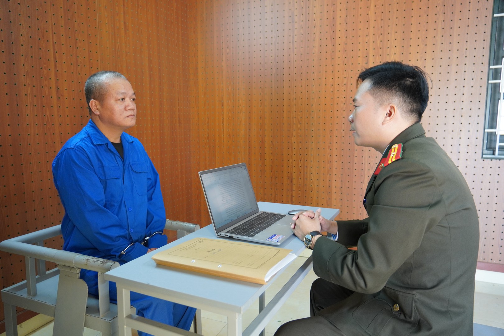 Lao Văn Mạnh tại cơ quan Công an (1).JPG