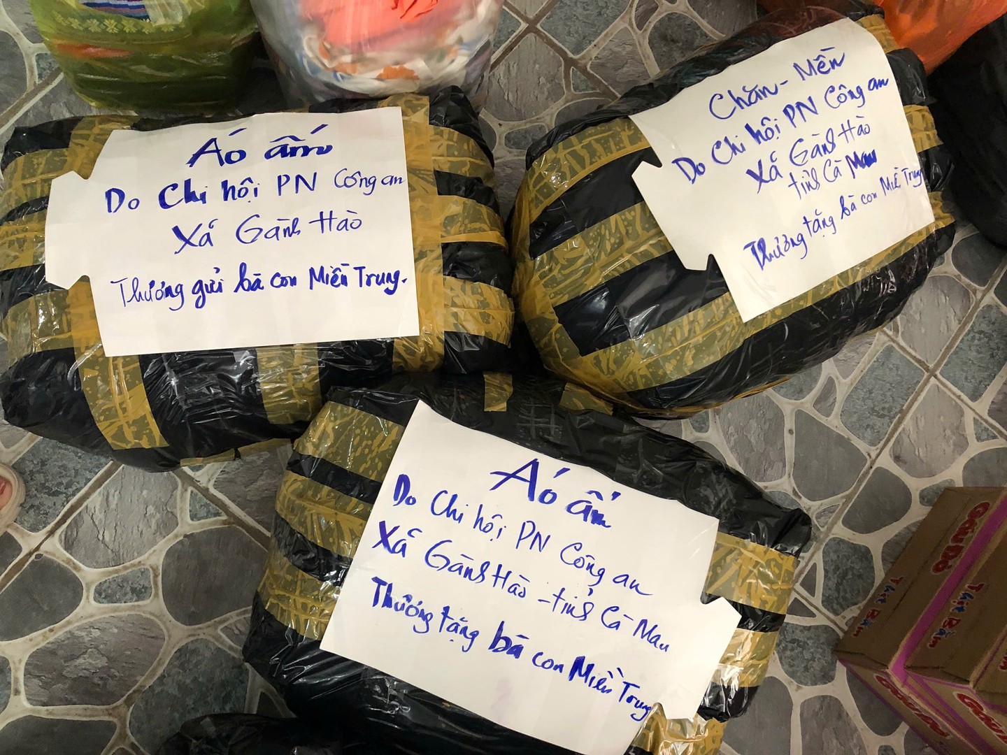 Những gói hàng chứa tình cảm cảm của chi hội phụ nữ Công an các xã, phường Tỉnh Cà Mau.jpg