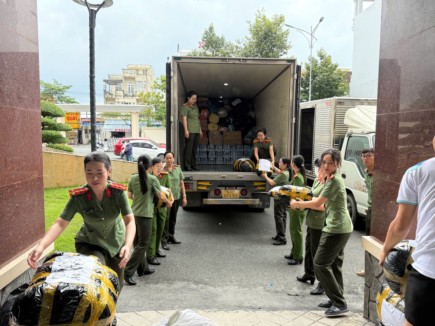 Cán bộ, hội viên phụ nữ chất, xếp hàng hóa và nhu yếu mỹ phẩm lên xe.jpg