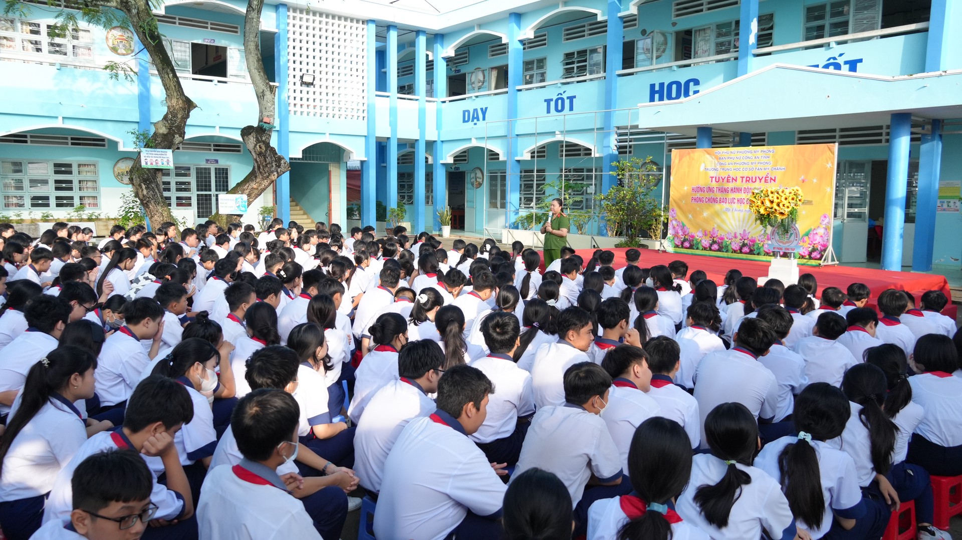 Hơn 500 giáo viên và học sinh dự buổi tuyên truyền pháp luật. Ảnh Trọng Tín.JPG