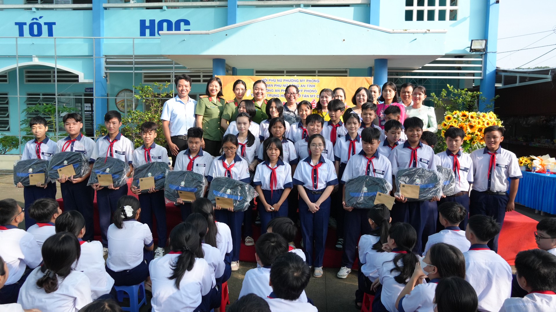 Trao quà tặng các em học sinh. Ảnh Trọng Tín.JPG