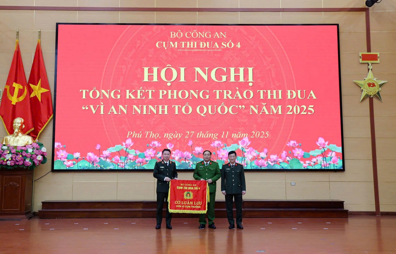 Công an tỉnh Phú Thọ bàn giao Cờ luân lưu cho đơn vị Cụm trưởng Cụm thi đua số 4 năm 2026 - Công an tỉnh Bắc Ninh.jpg