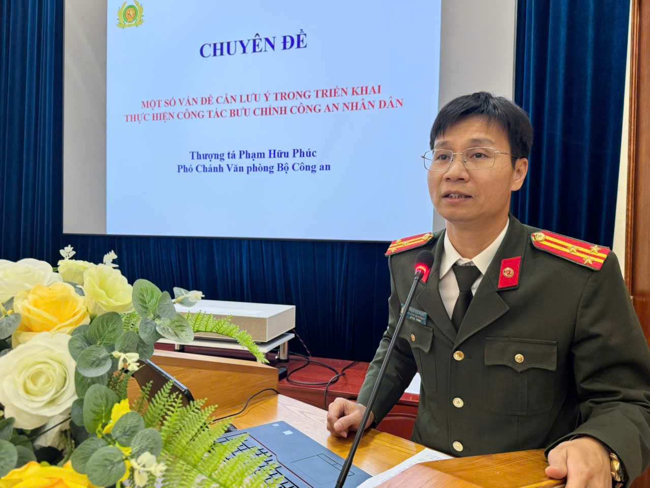 Thượng tá Phạm Hữu Phúc, Phó Chánh Văn phòng Bộ Công an truyền đạt những nội dung quan trọng trong chương trình tập huấn.jpg