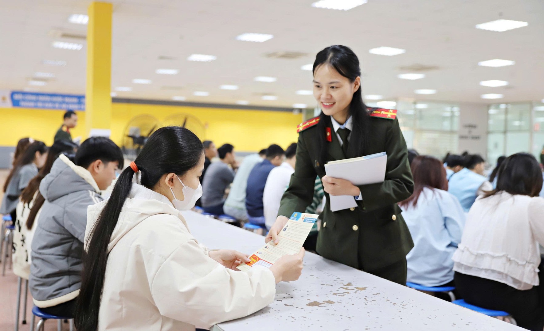 Cán bộ Phòng An ninh mạng và phòng chống tội phạm sử dụng công nghệ cao, Công an tỉnh Bắc Ninh phát tờ rơi tuyên truyền về phòng chống tội phạm cho công  nhân.jpg