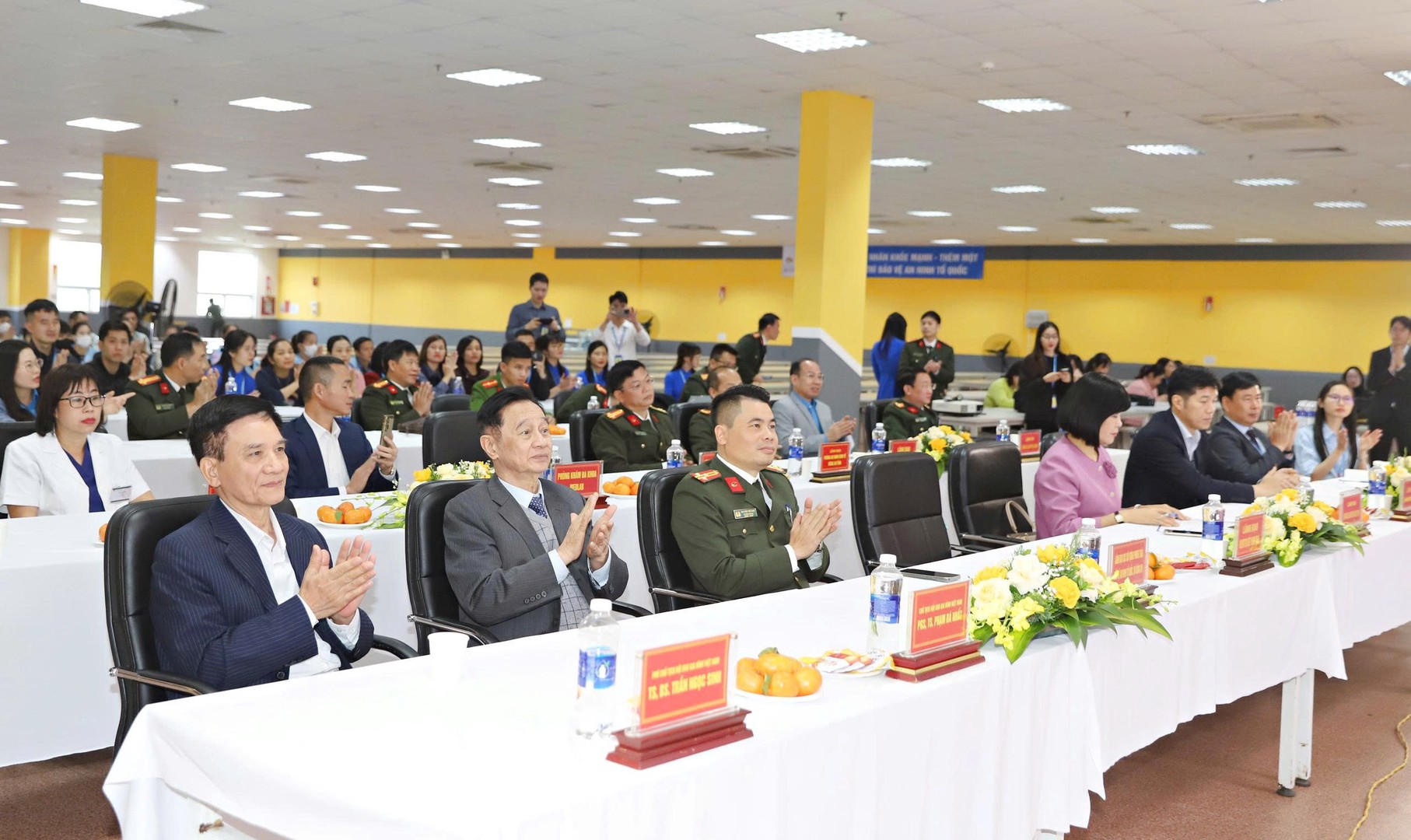 Các đại biểu tham dự chương trình.jpg