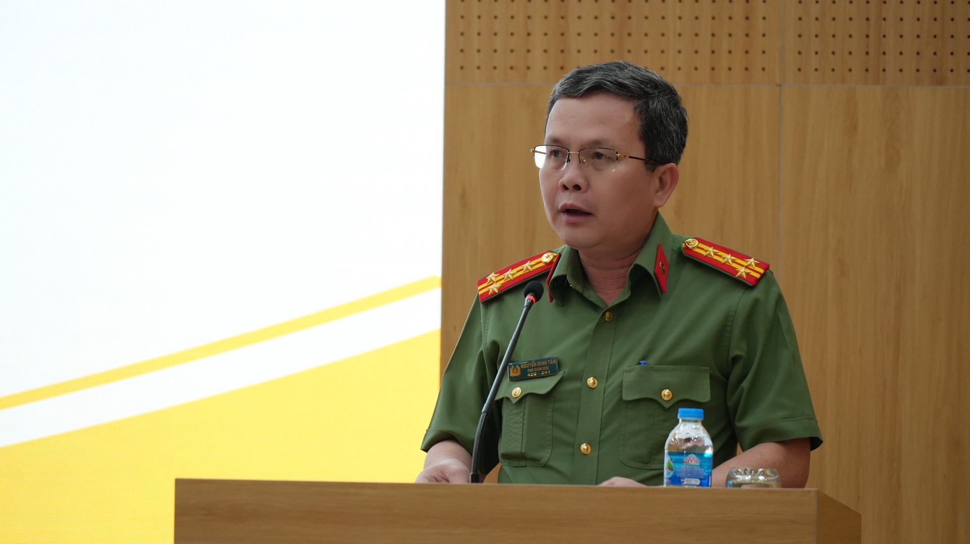 2. Đại tá Nguyễn Minh Tân, Phó Giám đốc Công an tỉnh Đồng Tháp phát biểu tại Hội nghị. Ảnh Trọng Tín.JPG