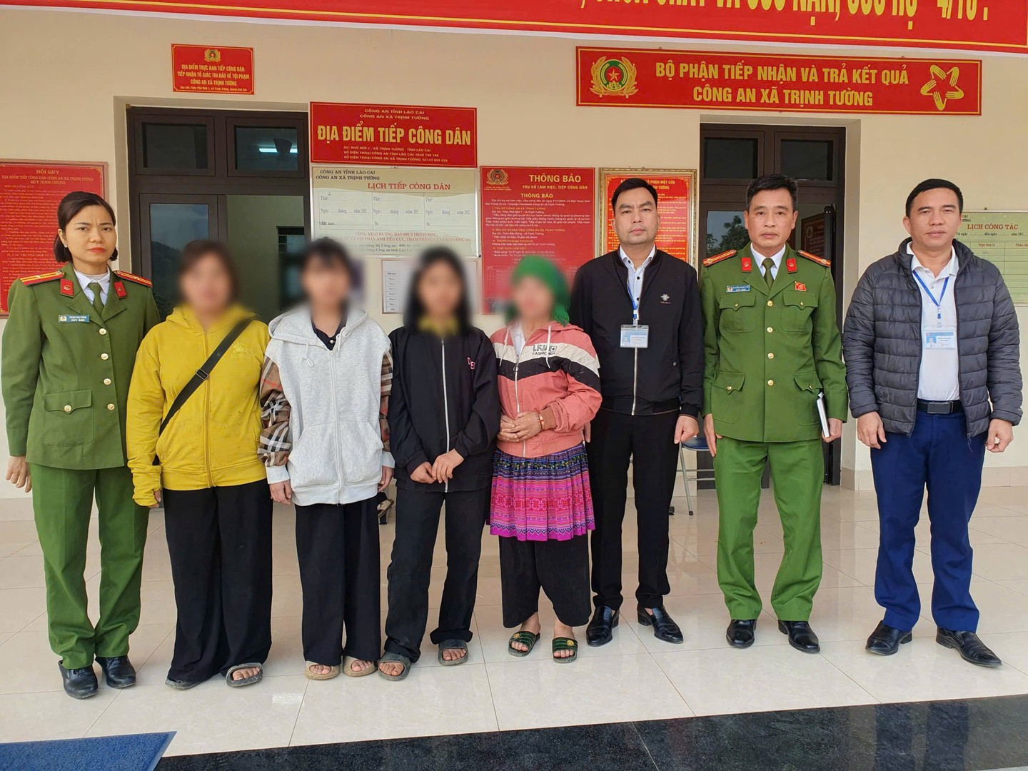 Công an xã Trịnh Tường đã bàn giao các em cho gia đình quản lý.jpg