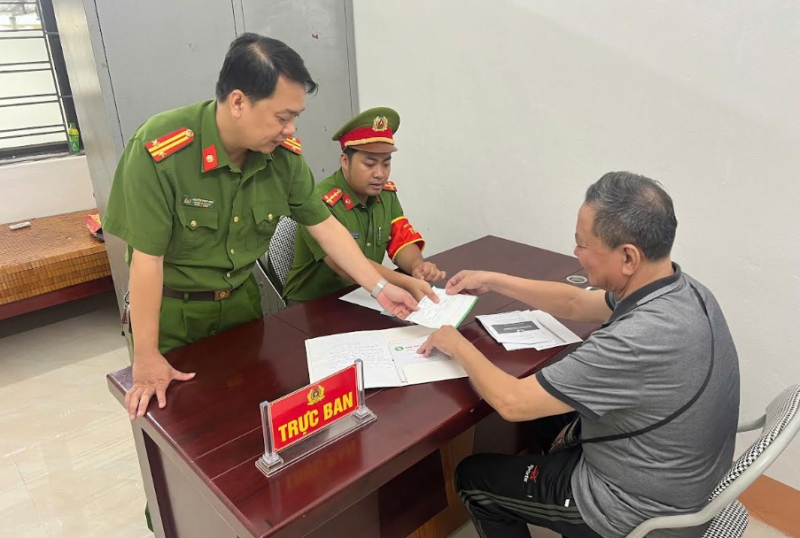 Công an Phường Lào Cai tuyên truyền, giải thích cho ông Thuần hiểu về các phương thức thủ đoạn tinh vi của các đối tượng lừa đảo trên không gian mạng.jpg