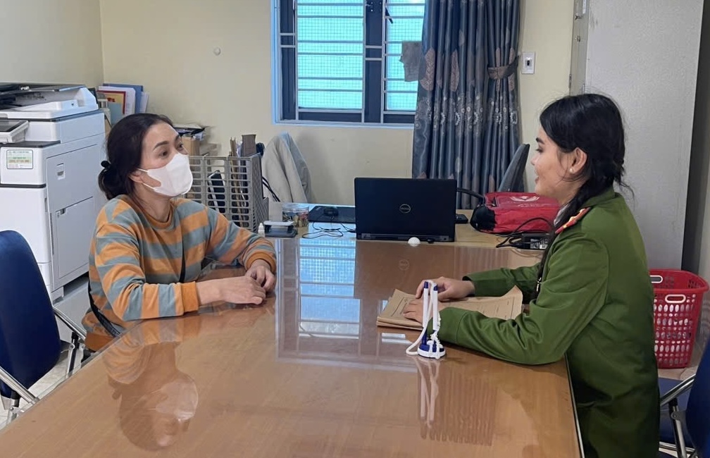 Chị H đến Công an xã trình báo sự việc.jpg