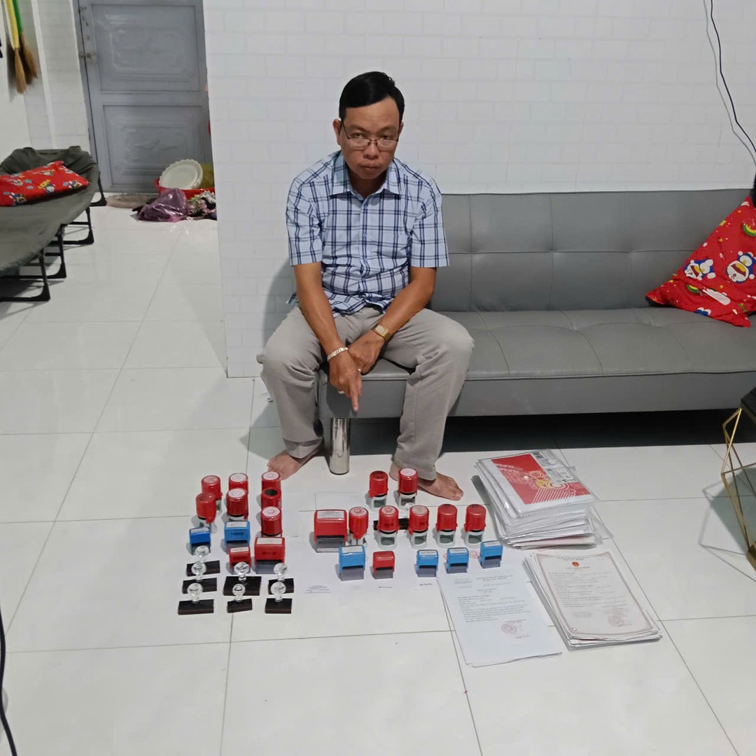 Nguyễn Phúc Bình cùng  tang vật. Ảnh Trọng Tín.jpg