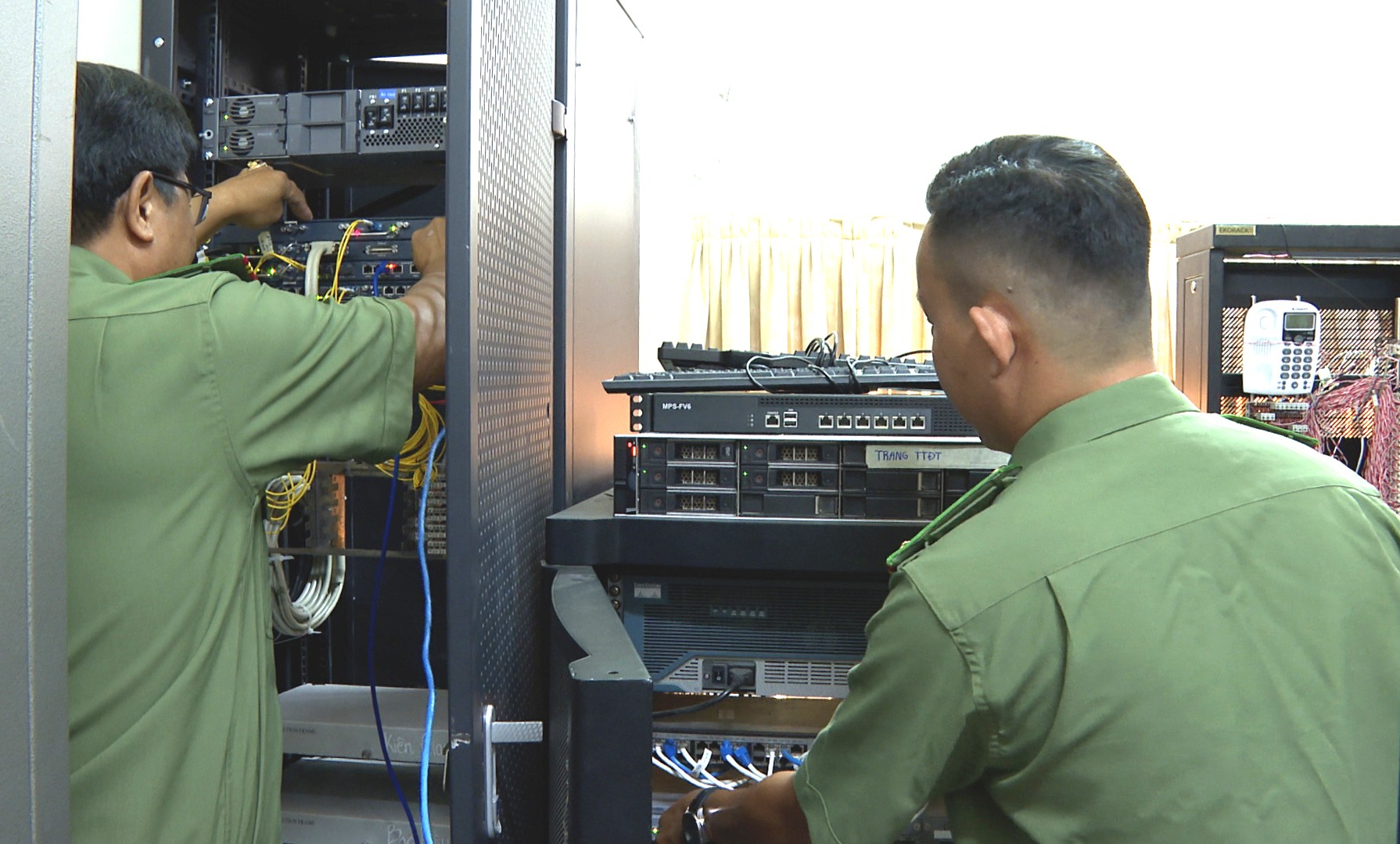 HẠ TẦNG THÔNG TIN.jpg