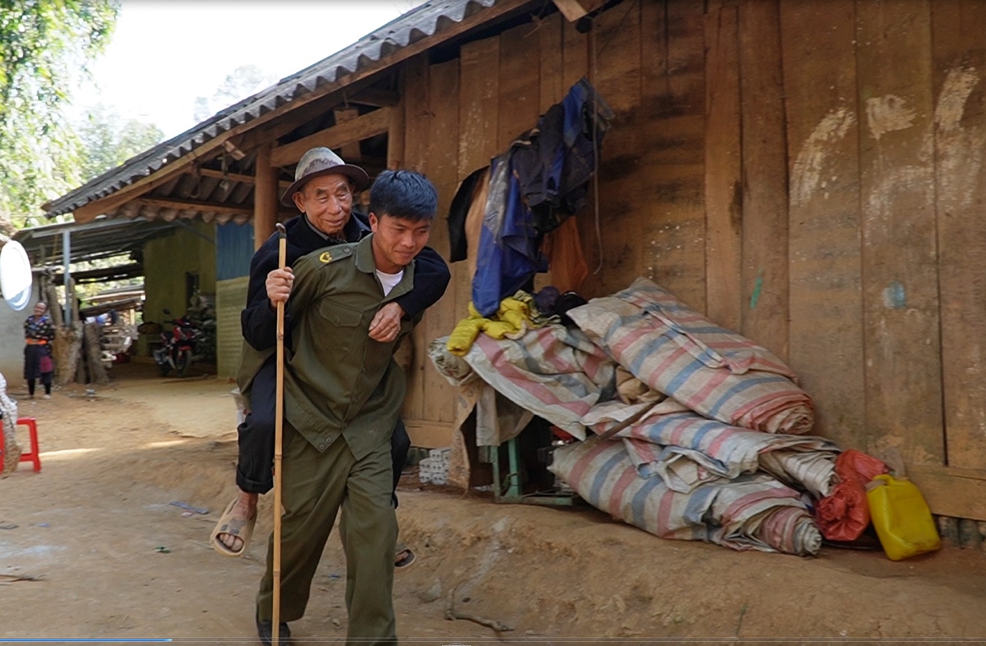 ĐC Sùng A Anh, bảo vệ ANTT bản Tìa Dình B, xã Xa Dung Hỗ trợ người cao tuổi đi khám bệnh.jpg