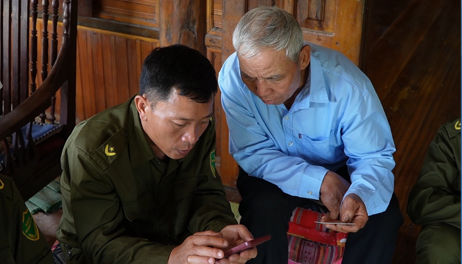 LL bảo vệ cơ sở ANTT Nà Nhạn 1, xã Nà Nhạn hỗ trợ nhân dân sử dụng dịch vụ công việc trên Vnied.jpg