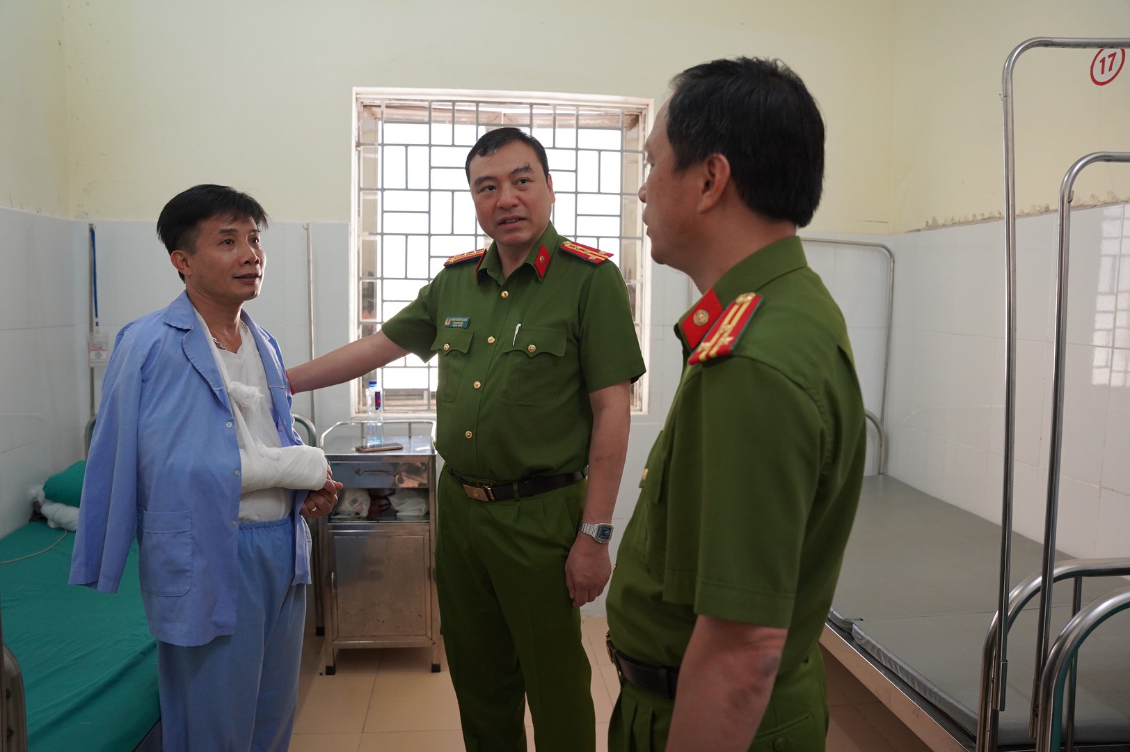 Đại tá Phạm Trường Giang (giữa) Phó Giám đốc Công viên tỉnh thăm đồng chí Hoàng Thanh Hải được thương mại khi làm nhiệm vụ.JPG