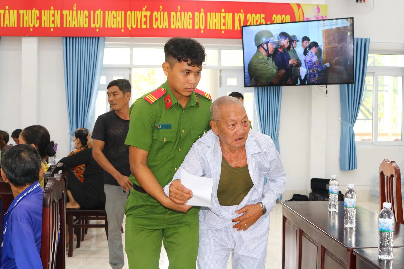 Lực lượng đoàn viên Công an tỉnh hỗ trợ người dân đến khám bệnh. Ảnh Phước Thanh.jpg