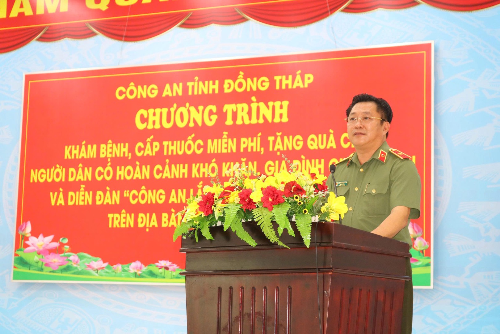 Thiếu tướng Lâm Phước Nguyên, Giám đốc Công an tỉnh Đồng Tháp trả lời các ý kiến đóng góp của người dân tại Diễn đàn “ Công an lắng nghe ý kiến Nhân dân”. Ảnh Phước Thanh.jpg