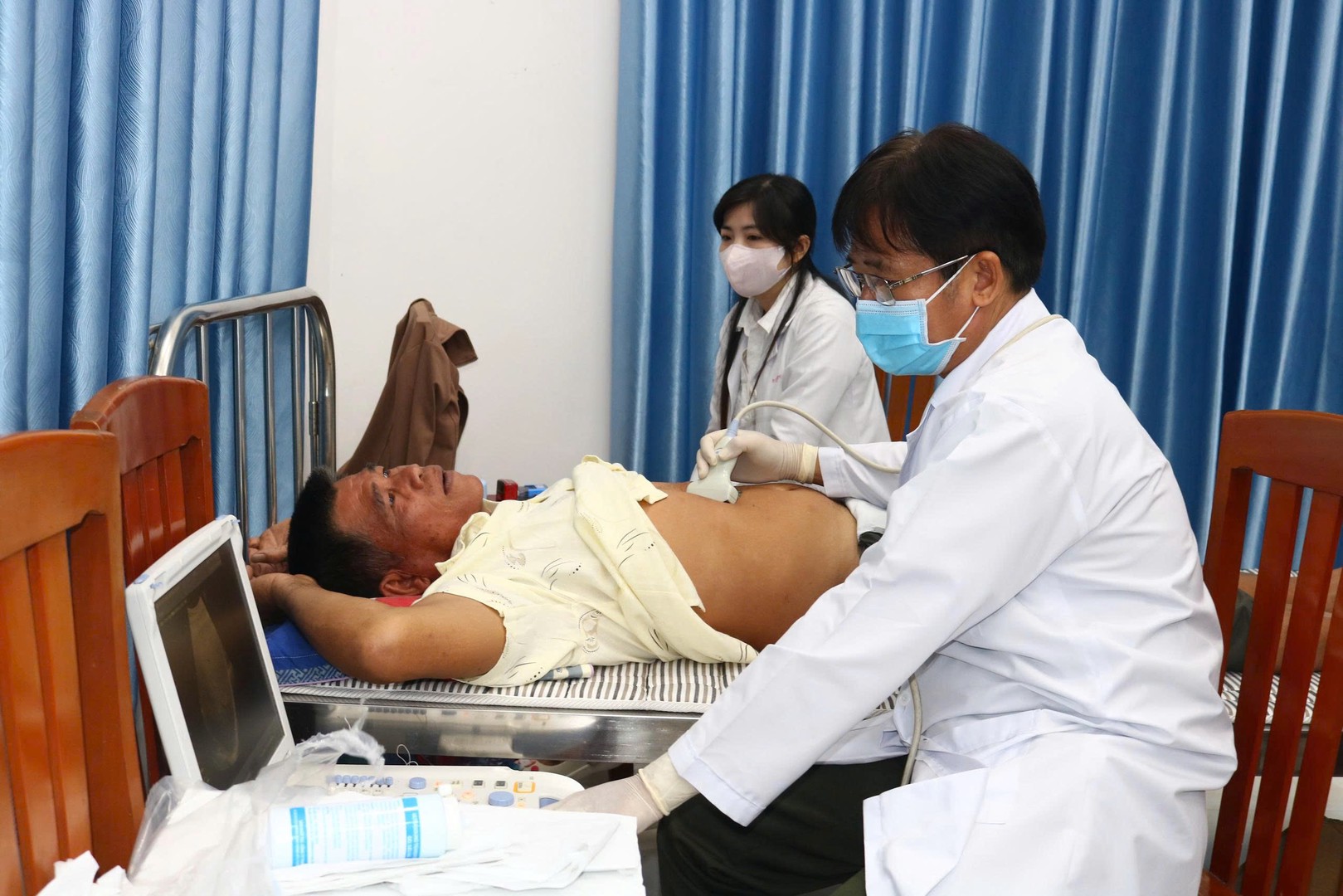 Công an tỉnh Đồng Tháp siêu âm cho người dân xã Thường Phước. Ảnh Phước Thanh.jpg