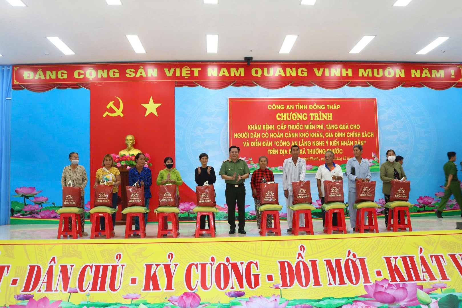 Thiếu tướng Lâm Phước Nguyên, Giám đốc Công an tỉnh Đồng Tháp tặng quà cho bà con Nhân dân có hoàn cảnh khó khăn trên địa bàn xã Thường Phước. Ảnh Phước Thanh.jpg