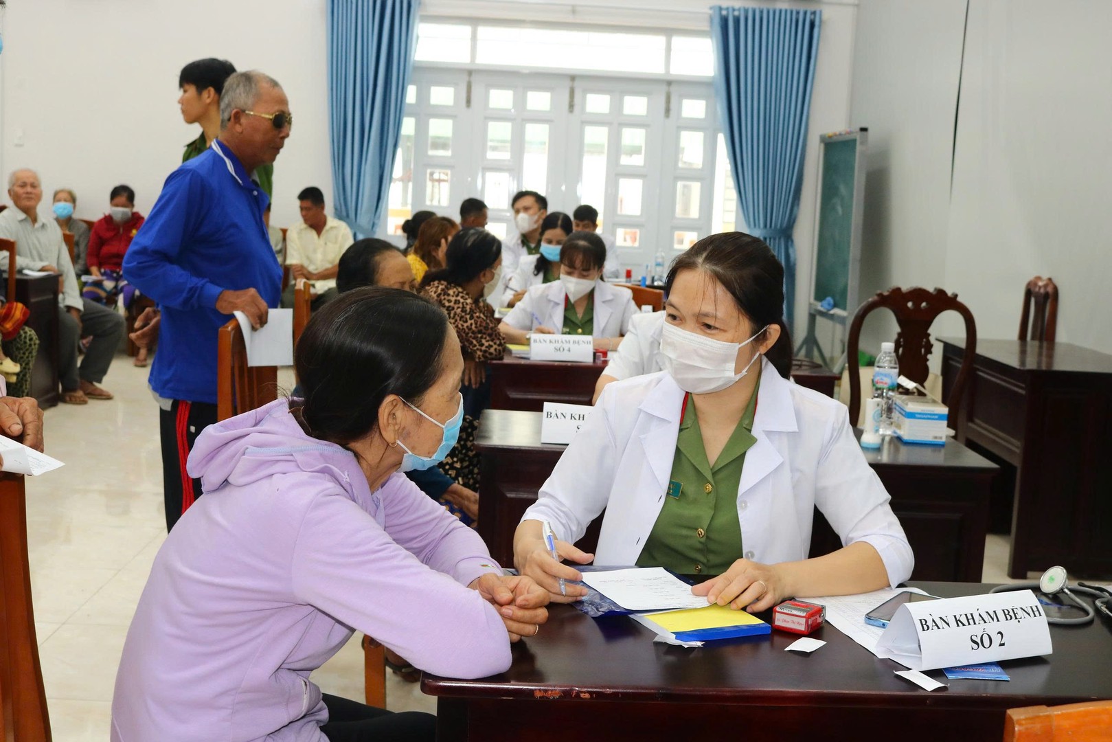 Công an tỉnh Đồng Tháp khám bệnh cho người dân xã Thường Phước. Ảnh Phước Thanh (1).jpg