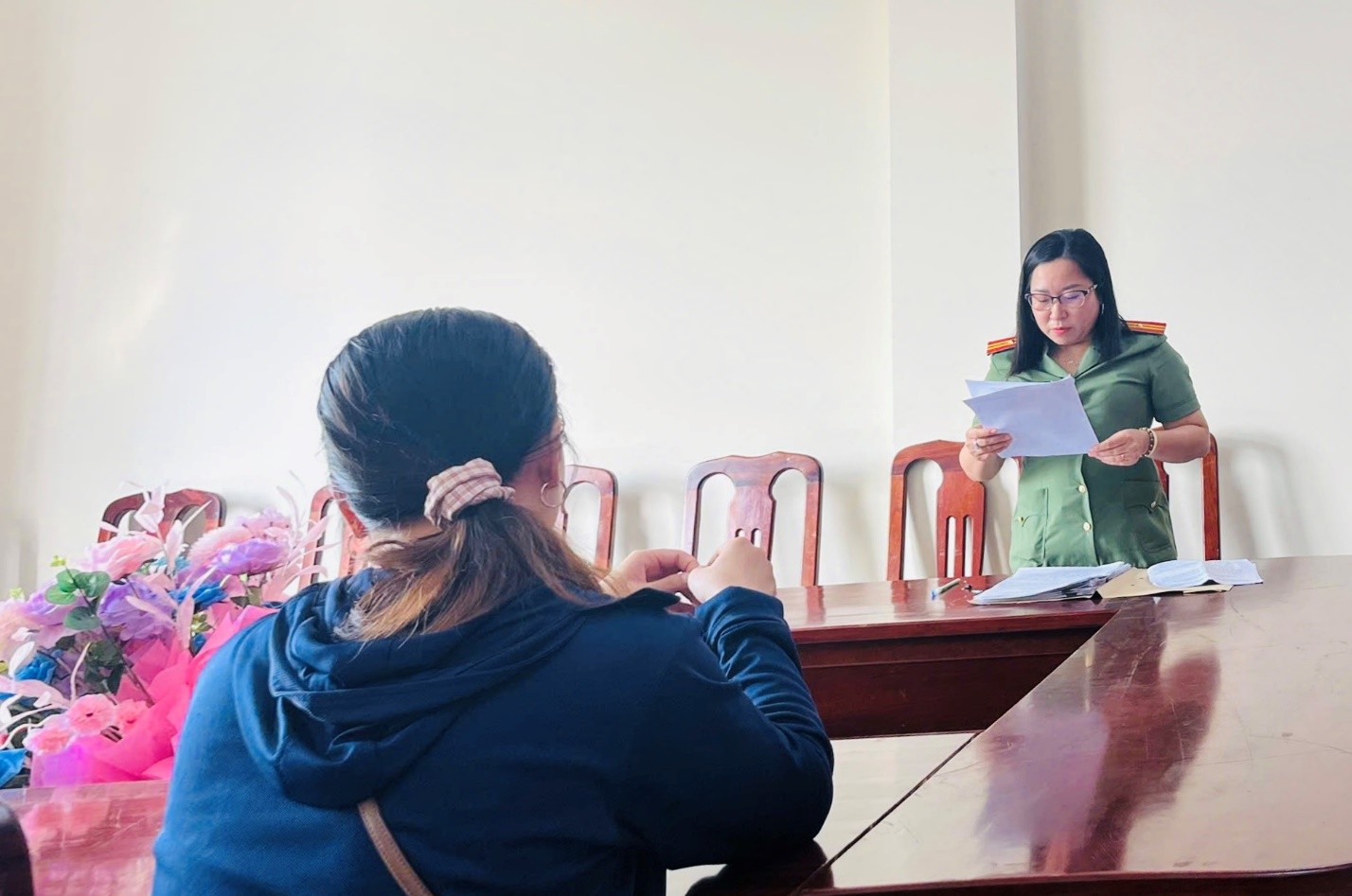 Cơ quan Công an làm việc với bà N.T.H.T.jpg