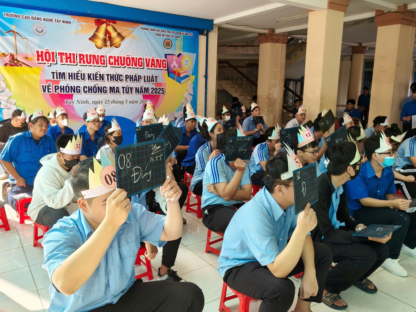 H4 học sinh sinh viên Cao đẳng nghề hào hứng tham gia trả lời các phần thi rung chuông vàng.jpg