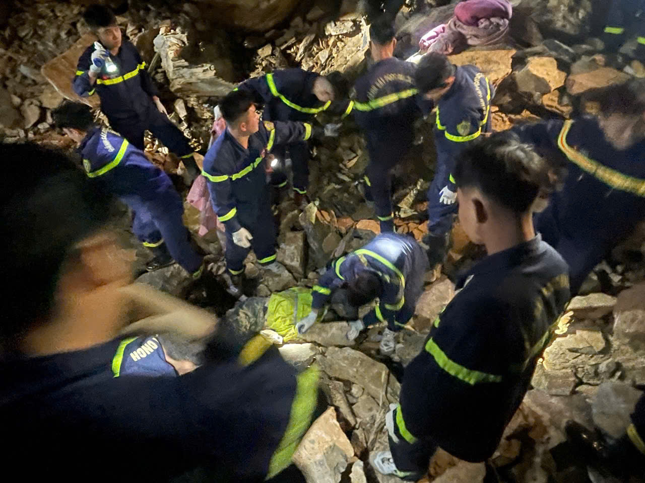 Lực lượng Công an tìm kiếm, cứu nạn tại hiện trường (3).jpg