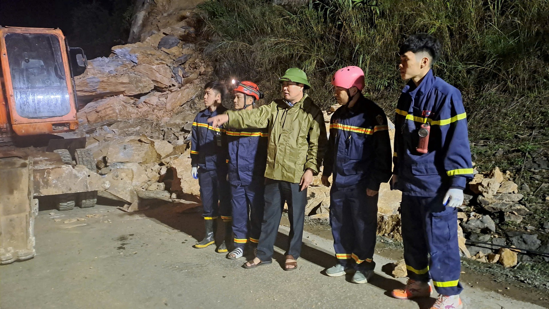 Đại tá Trương Quang Hải - Phó Giám đốc Công an tỉnh trực tiếp chỉ đạo công tác tìm kiếm, cứu nạn tại hiện trường vụ sạt lở.jpg