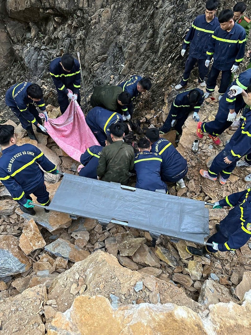 Lực lượng Công an tìm kiếm, cứu nạn tại hiện trường.jpg