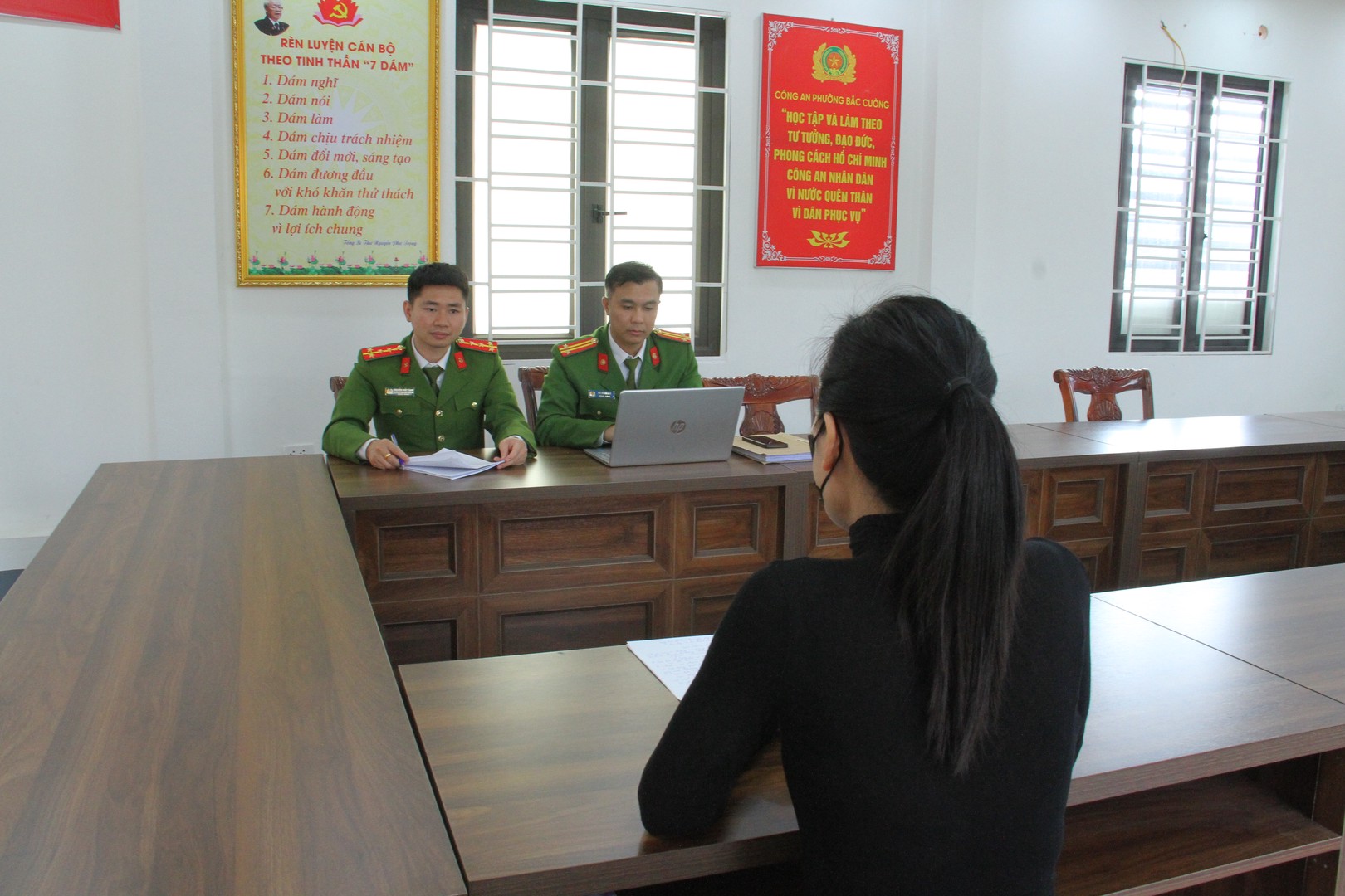 Công an phường Cam Đường tuyên truyền cho N về hành vi vi phạm của mình.JPG