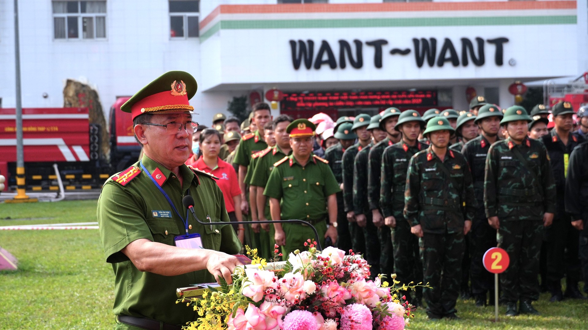 Đại tá Trần Văn Tròn, Phó Giám đốc Công an tỉnh, Trưởng Ban Chỉ huy diễn tập biểu dương các lực lượng. Ảnh Trọng Tín.JPG