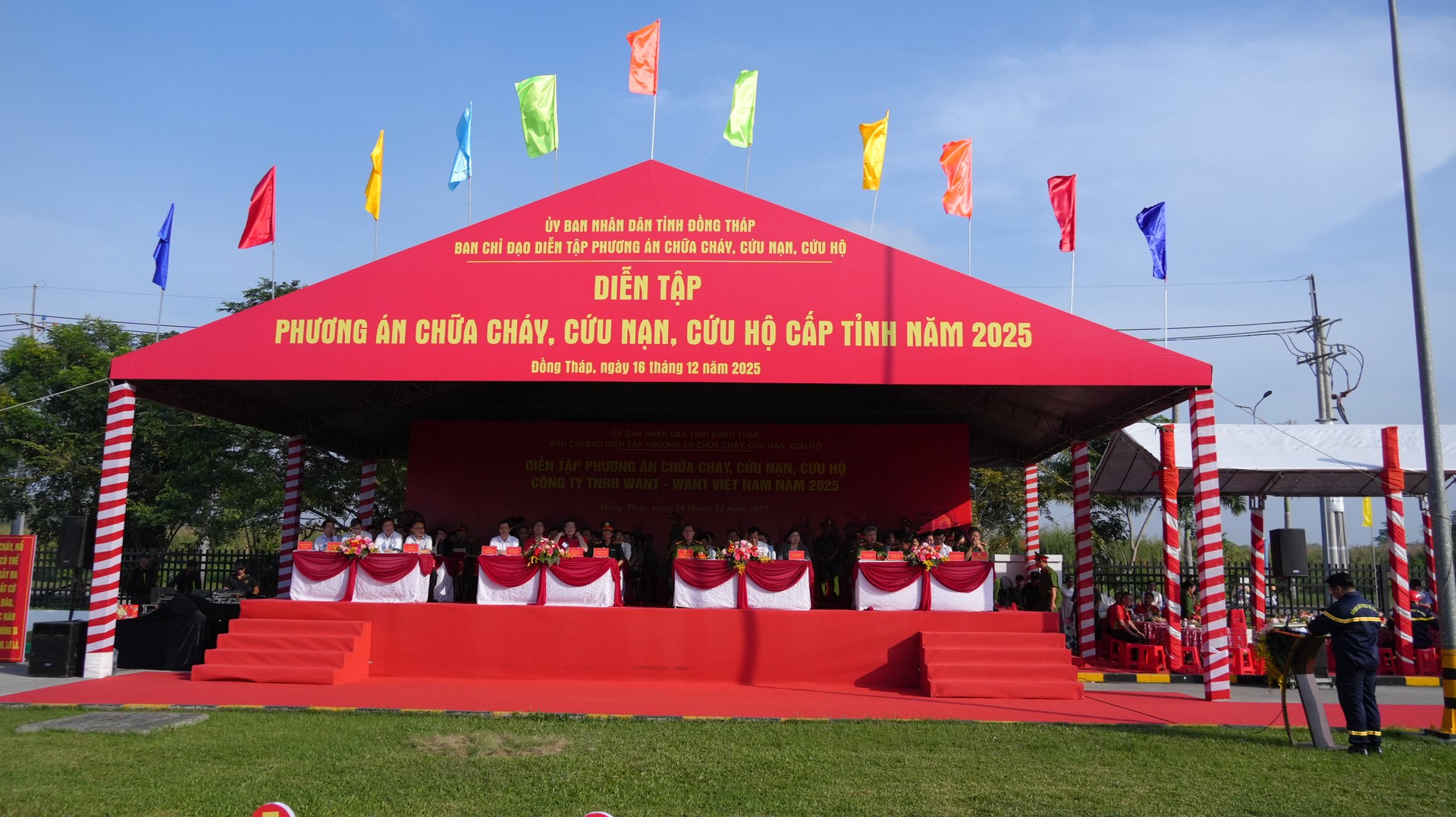 Diễn tập phương án chữa cháy và cứu nạn, cứu hộ có huy động nhiều lực lượng, phương tiện tham gia năm 2025. Ảnh Trọng Tín.JPG