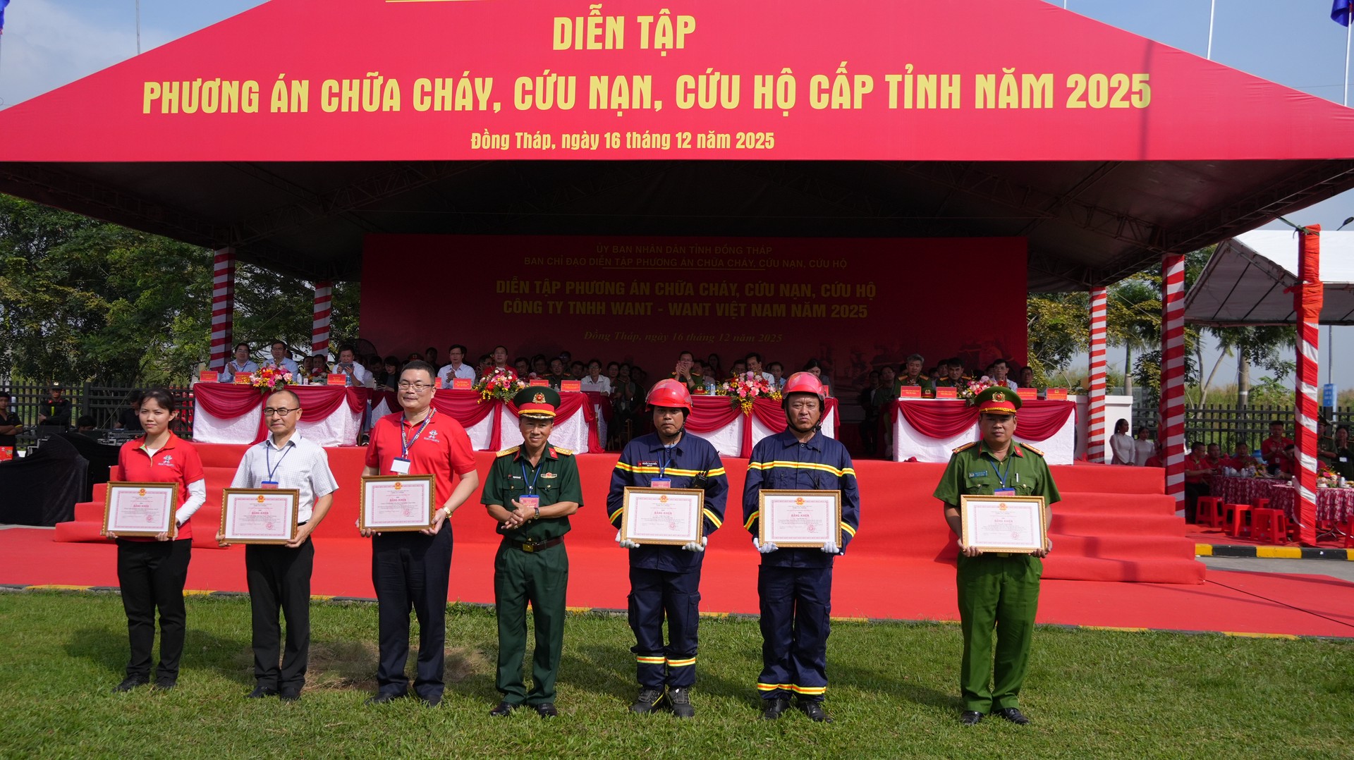 Ban tổ chức trao Bằng khen của UBND tỉnh tặng các tập thể, cá nhân. Ảnh Trọng Tín.JPG