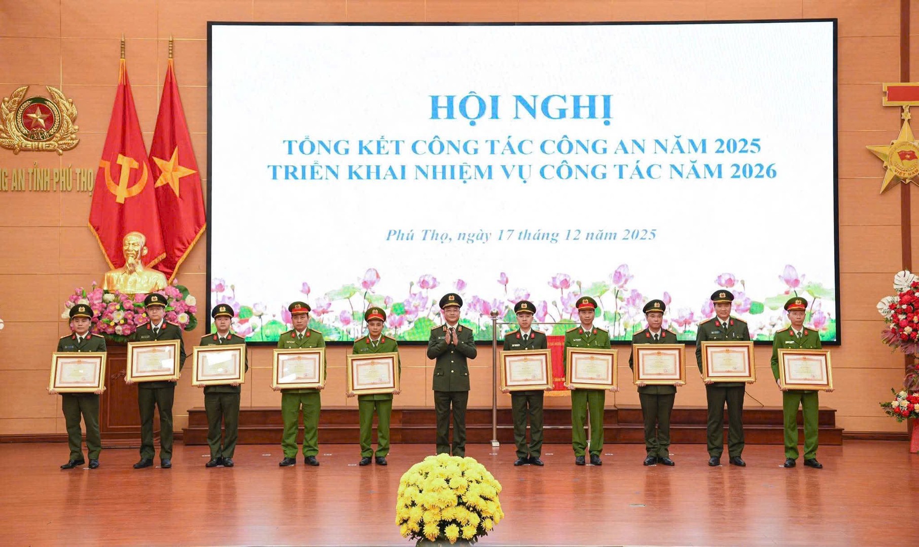 Thứ trưởng Phạm Thế Tùng trao bằng khen của Thủ tướng Chính phủ cho 10 cá nhân xuất sắc, tiêu biểu.jpg