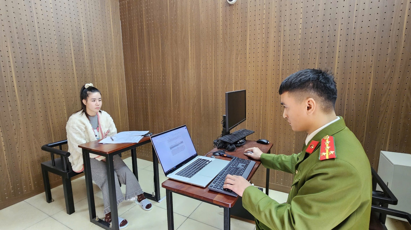 Ảnh 2. Đối tượng Nguyễn Thị Chín (biệt danh Hoa) tại cơ quan Công an.jpg