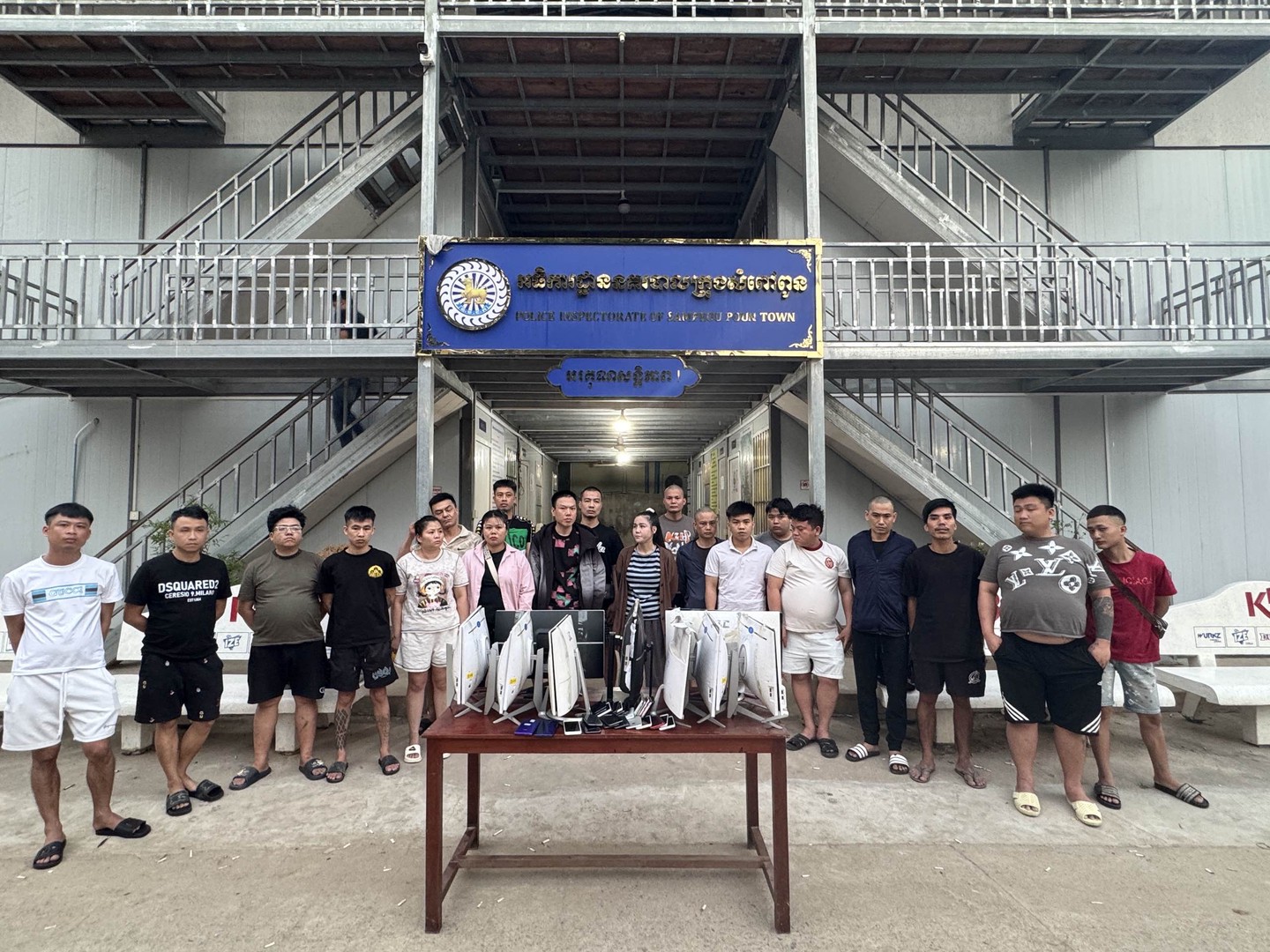 Ảnh 3. Các đối tượng và tang vật liên quan trong vụ án.JPEG