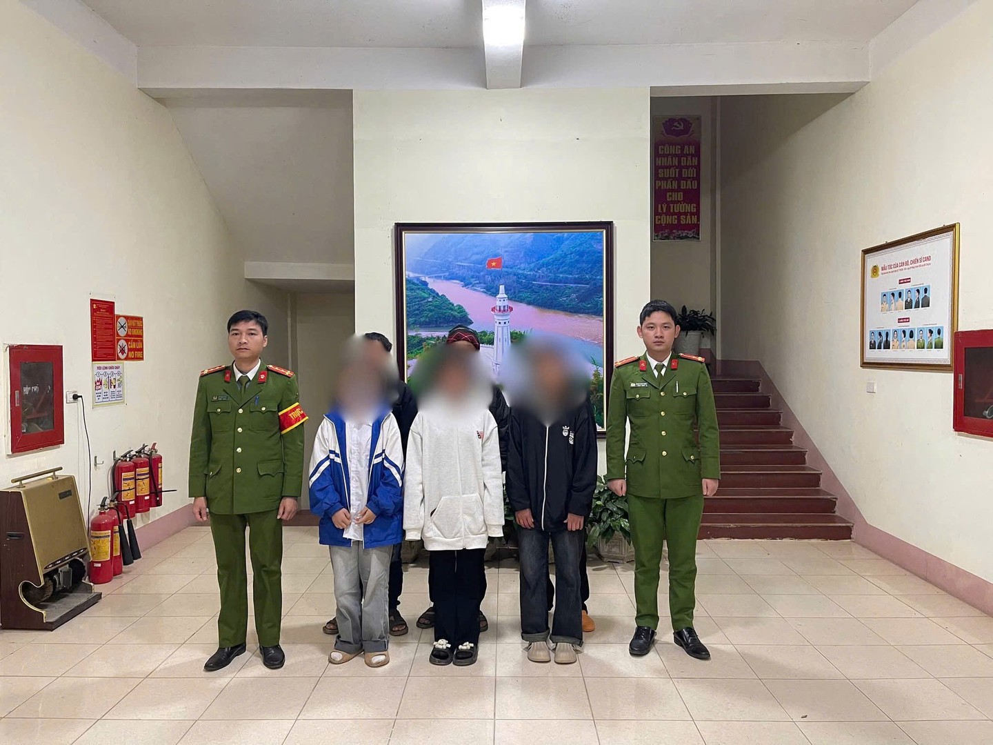 Công an xã Bắc Hà bàn giao 3 cháu cho gia đình quản lý.jpg